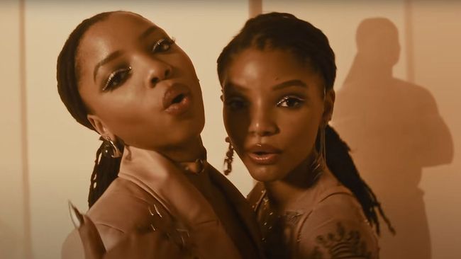 Chloe And Halle Bailey Joined Mystery Inc. For Halloween, And Now I'd ...