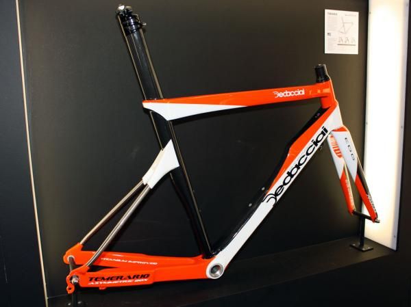Dedacciai's striking Temerario flagship is mostly carbon fibre save for the unique titanium seat stays. Dedacciai says it's the stiffest frame in its range and yet still weighs only 1,050g (claimed weight, size M).