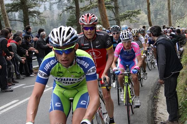Chris Horner (RadioShack) and Damiano Cunego (Lampre-Farnese Vini) sit behind a Liquigas rider.