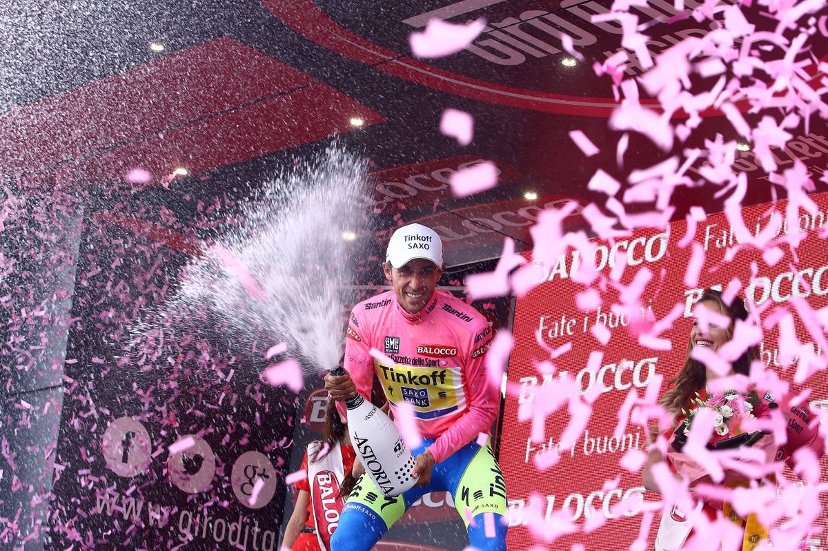 Alberto Contador enjoying his time to spray