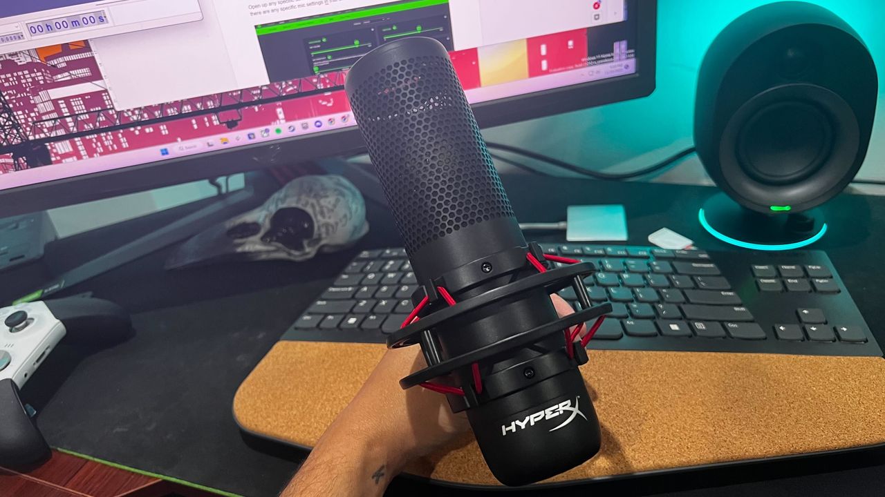 HyperX Procast in my hands.