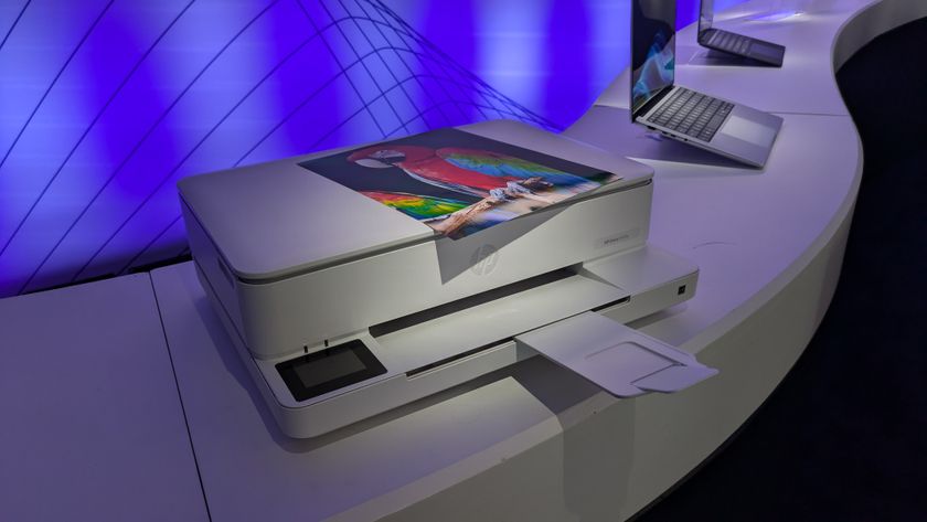 A HP AI-printer on a desk