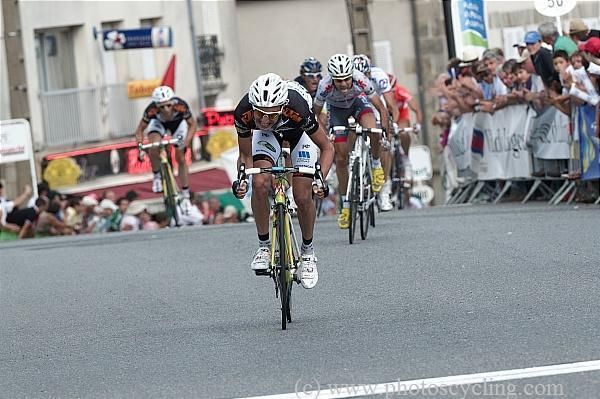Romain Hardy (Bretagne-Schuller) lead the bunch to the line.