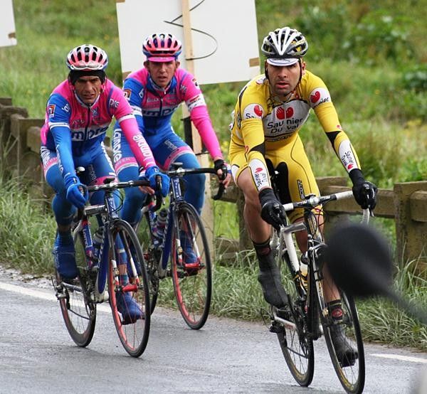 Iker Camano (Saunier Duval) leads a couple Lampre riders.