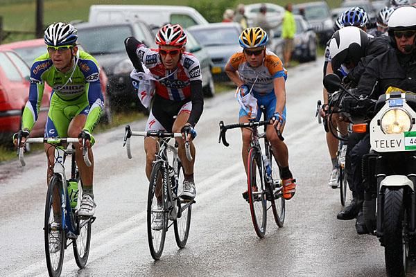 Kurt-Asle Arvesen (Saxo Bank) grabs some sustenance later in the stage.