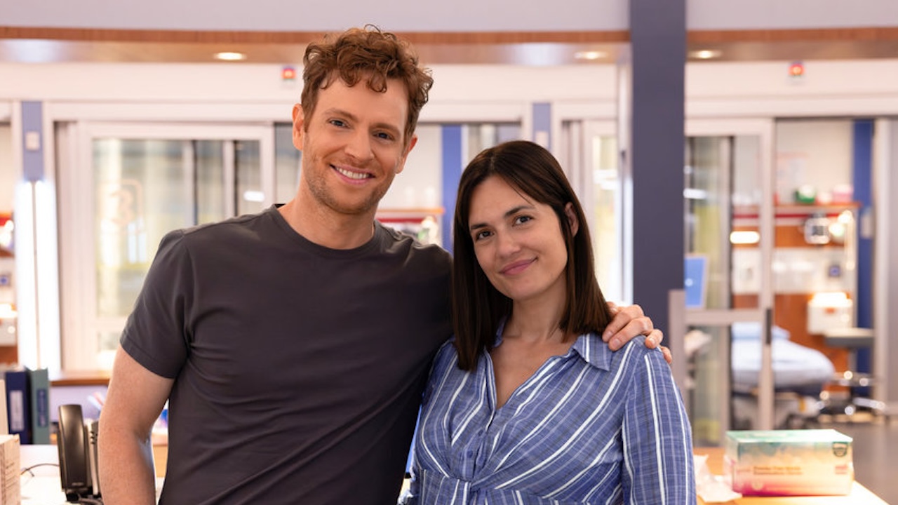 数年ぶりに復帰し、シカゴ・メッドのセットでポーズをとるニック・ゲルファスとトーリー・デヴィート