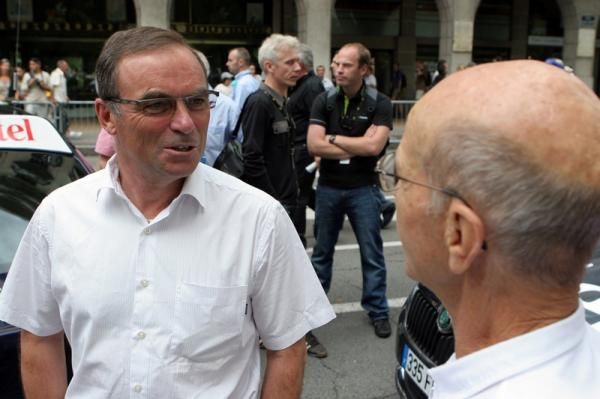 Bernard Hinault loves a chat, including with the folks in Annecy.