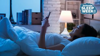 Mujer usando un smartphone en la cama