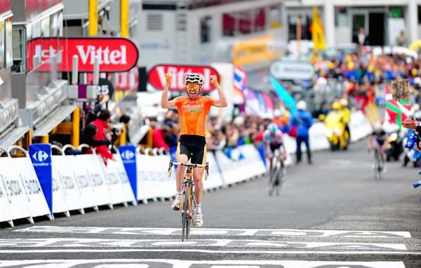 Samuel S&aacute;nchez (Euskaltel-Euskadi) wins stage 12 on Luz-Ardiden.