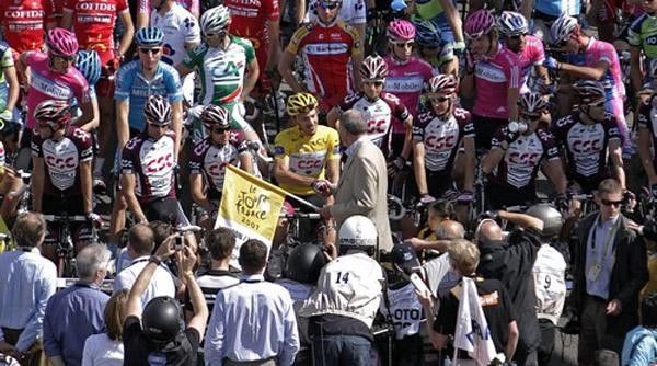 Yellow jersey Fabian Cancellara greets the London Mayor Kevin Livingstone