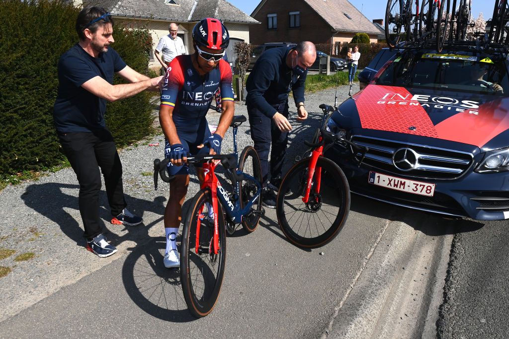 HARELBEKE BELGIUM MARCH 25 Mechanical problem for Jhonnatan Narvaez Prado of Ecuador and Team INEOS Grenadiers during the 65th E3 Saxo Bank Classic 2022 a 2039km one day race from Harelbeke to Harelbeke E3SaxobankClassic WorldTour on March 25 2022 in Harelbeke Belgium Photo by Tim de WaeleGetty Images