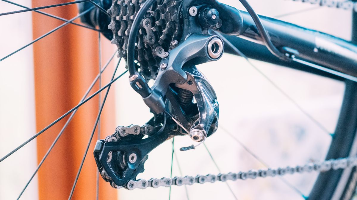 How does a rear derailleur work? Cyclingnews