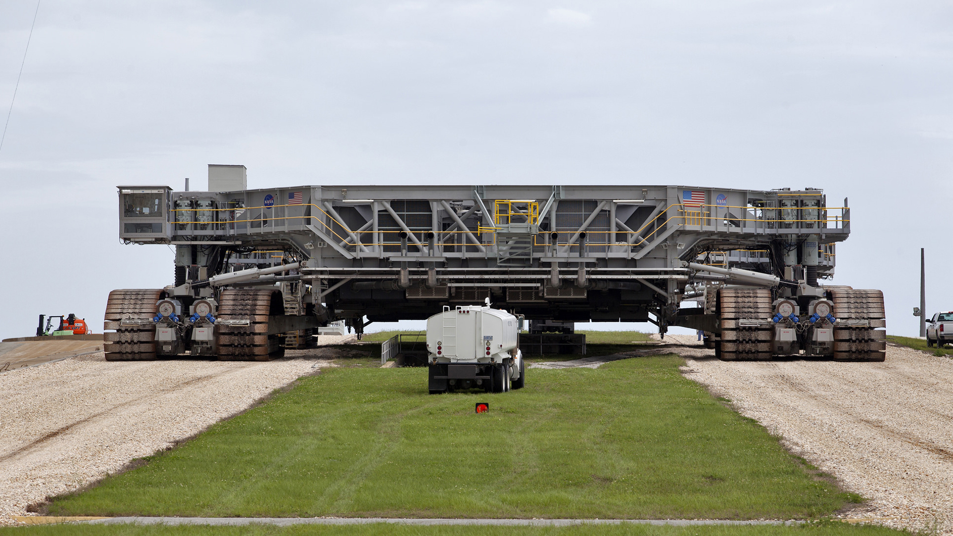 El Crawler-Transporter 2 (CT-2) sube lentamente la rampa hasta la superficie de la plataforma de lanzamiento 39B en el Centro Espacial Kennedy de la NASA en Florida el 22 de mayo de 2018 para realizar un control de estado físico.
