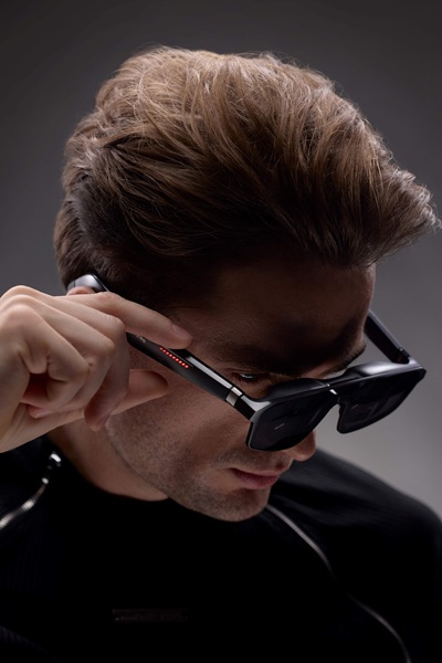 The ROG Xreal R1 AR gaming glasses in black feature an anchored screen in its display, but also it can project a 171-inch virtual screen for an expanded gaming experience.