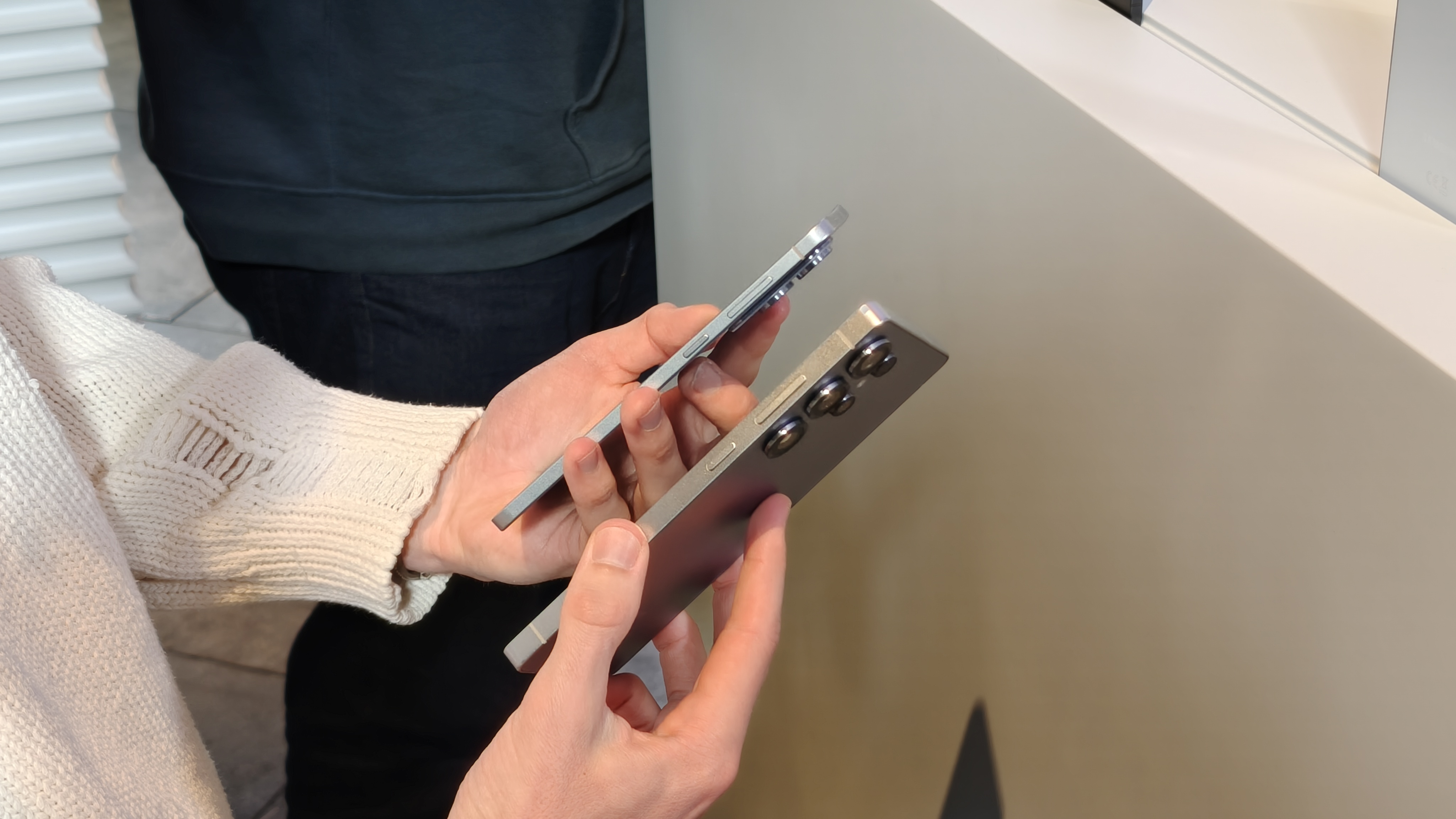 The Samsung Galaxy S25 Edge in the hand