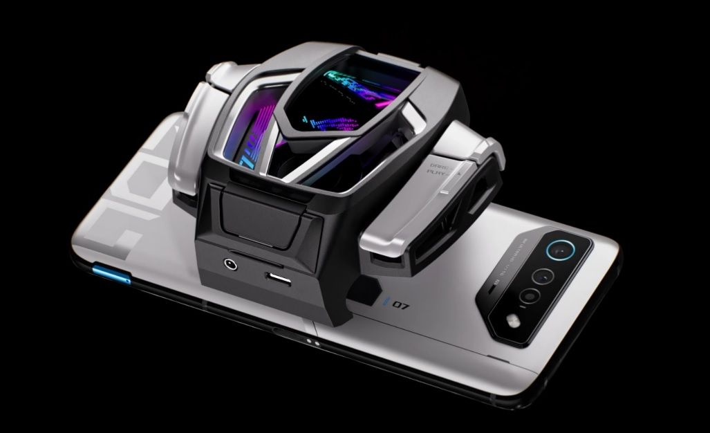 The new AeroActive 7 cooler on the back of the ROG Phone 7 Ultimate.