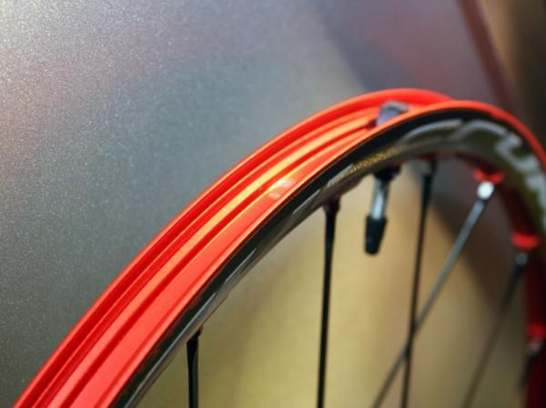 The solid outer rim wall on the Red Metal Zero makes for easy tubeless compatibility with no rim strips required.