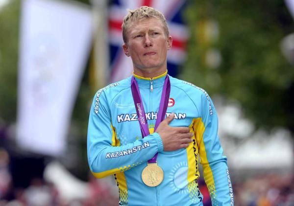 Alexandre Vinokourov (Kazakhstan) with gold on the podium.