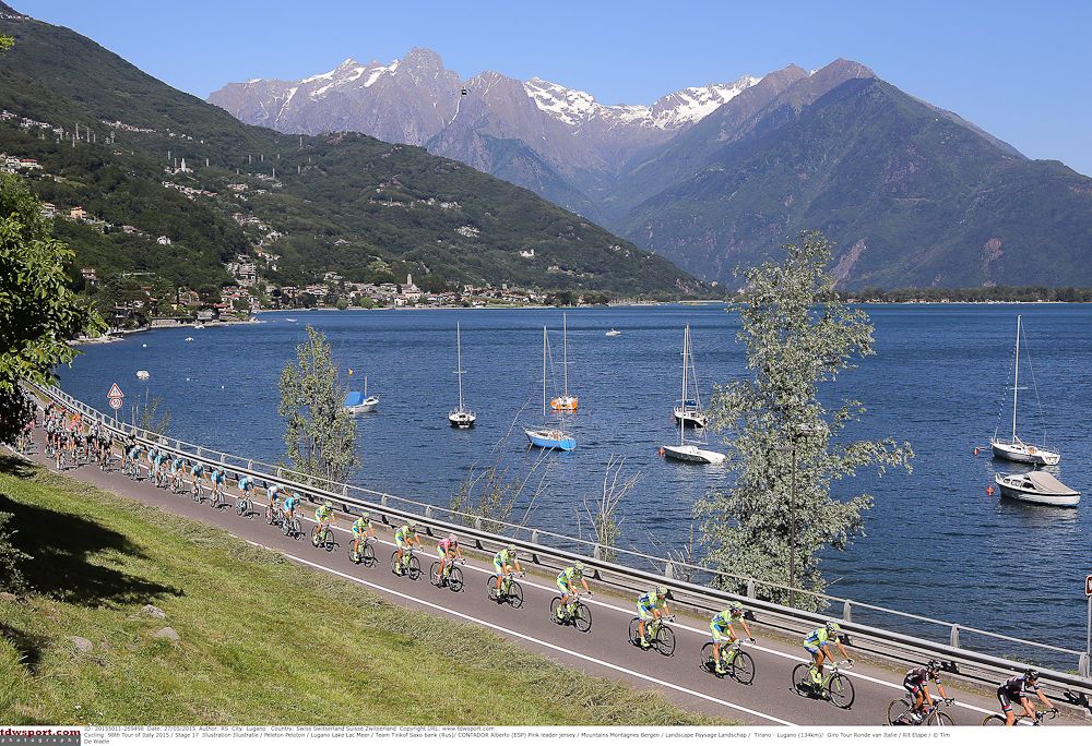 The peloton cruises along the seaside at the 2015 Giro.