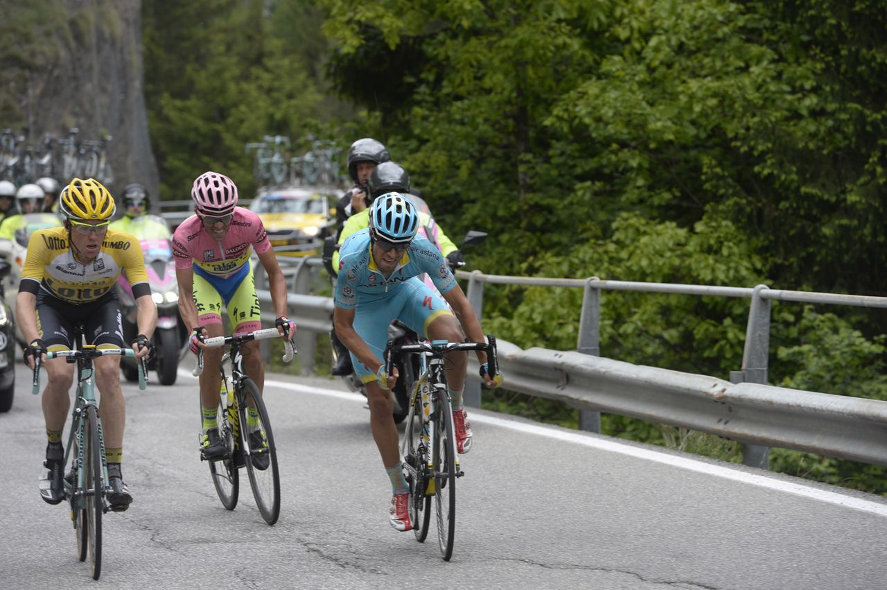 Mikel Landa attacks