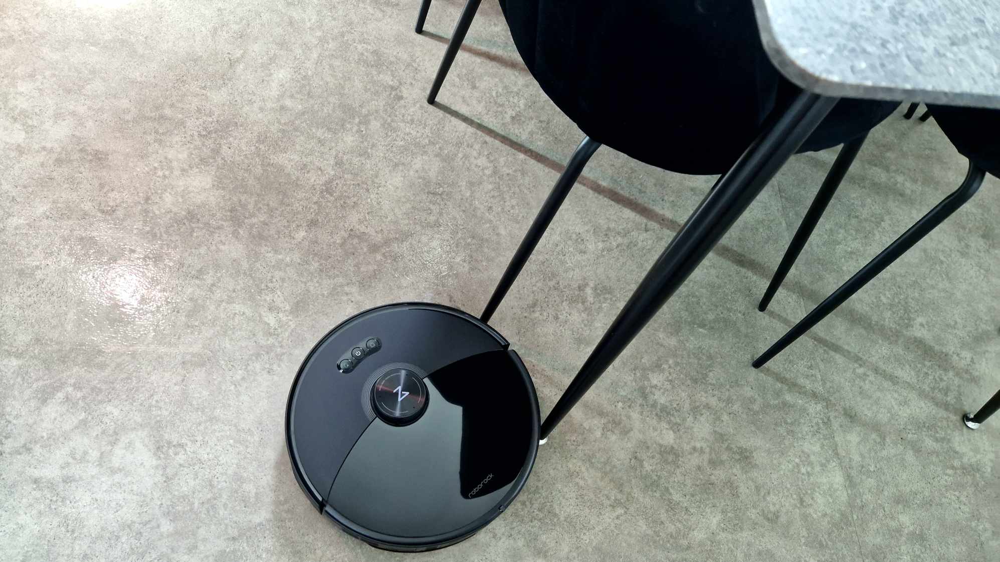 Roborock S8 MaxV Ultra städar runt stolsben.