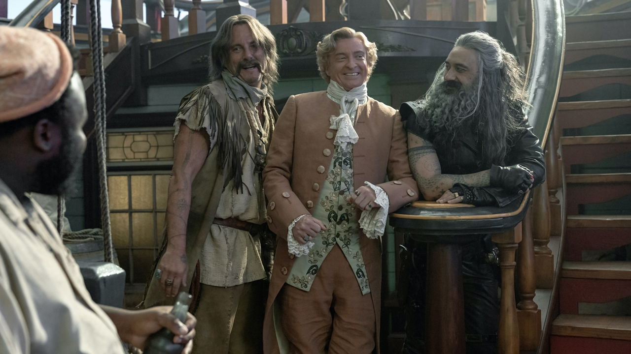 Captain Bonnet, Calico Jack y Blackbeard comparten una sonrisa en Our Flag Means Death en HBO Max