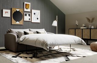 Ένας καναπές-κρεβάτι που εκτείνεται σε ένα διαμέρισμα σοφίτας με έναν τοίχο με σκούρα επένδυση