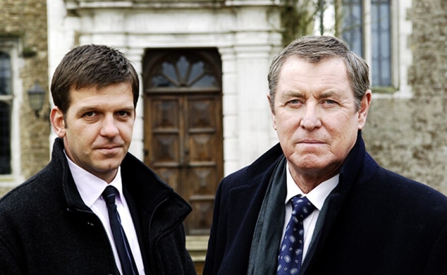 Ben Jones och Barnaby står och kollar mot kameran i Morden i Midsomer.