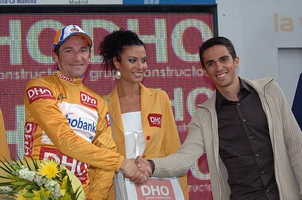 Menchov and Contador shake hands during the podium ceremony
