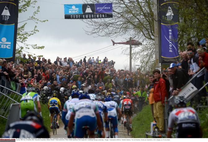 Riders on the approach to the Oude Kwaremont