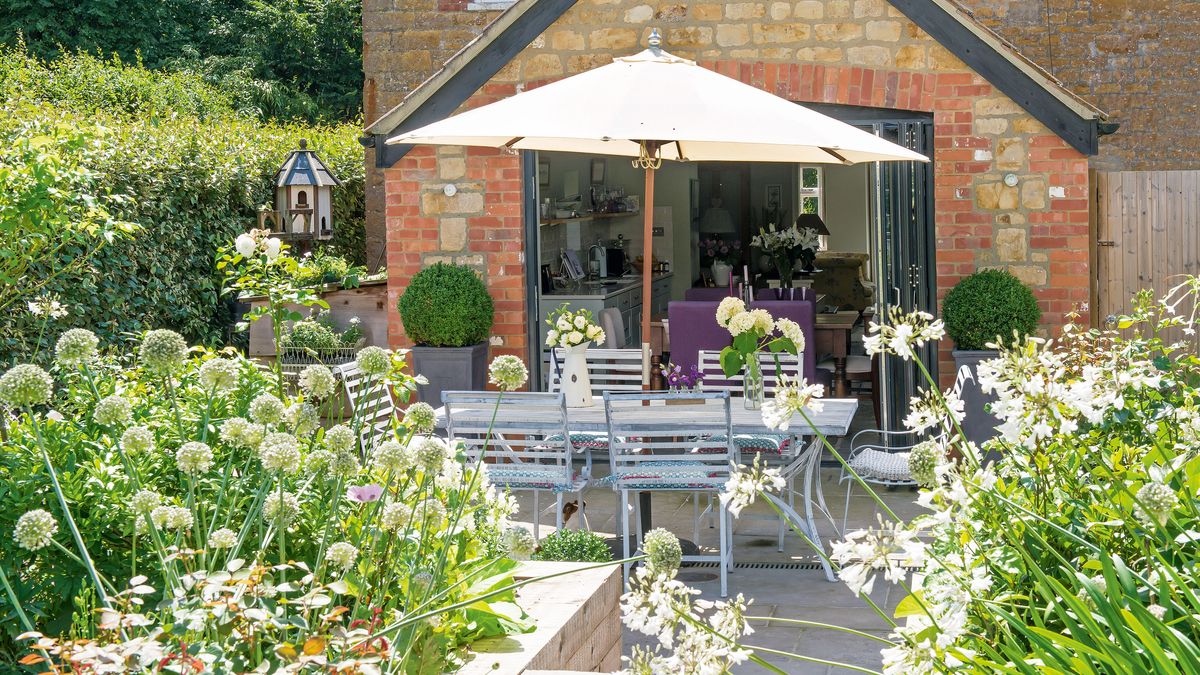 Garden makeover: an uninspiring plot transformed into a modern cottage garden | Gardeningetc