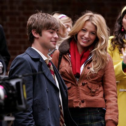 Chase Crawford and Blake Lively filming a Gossip Girl scene