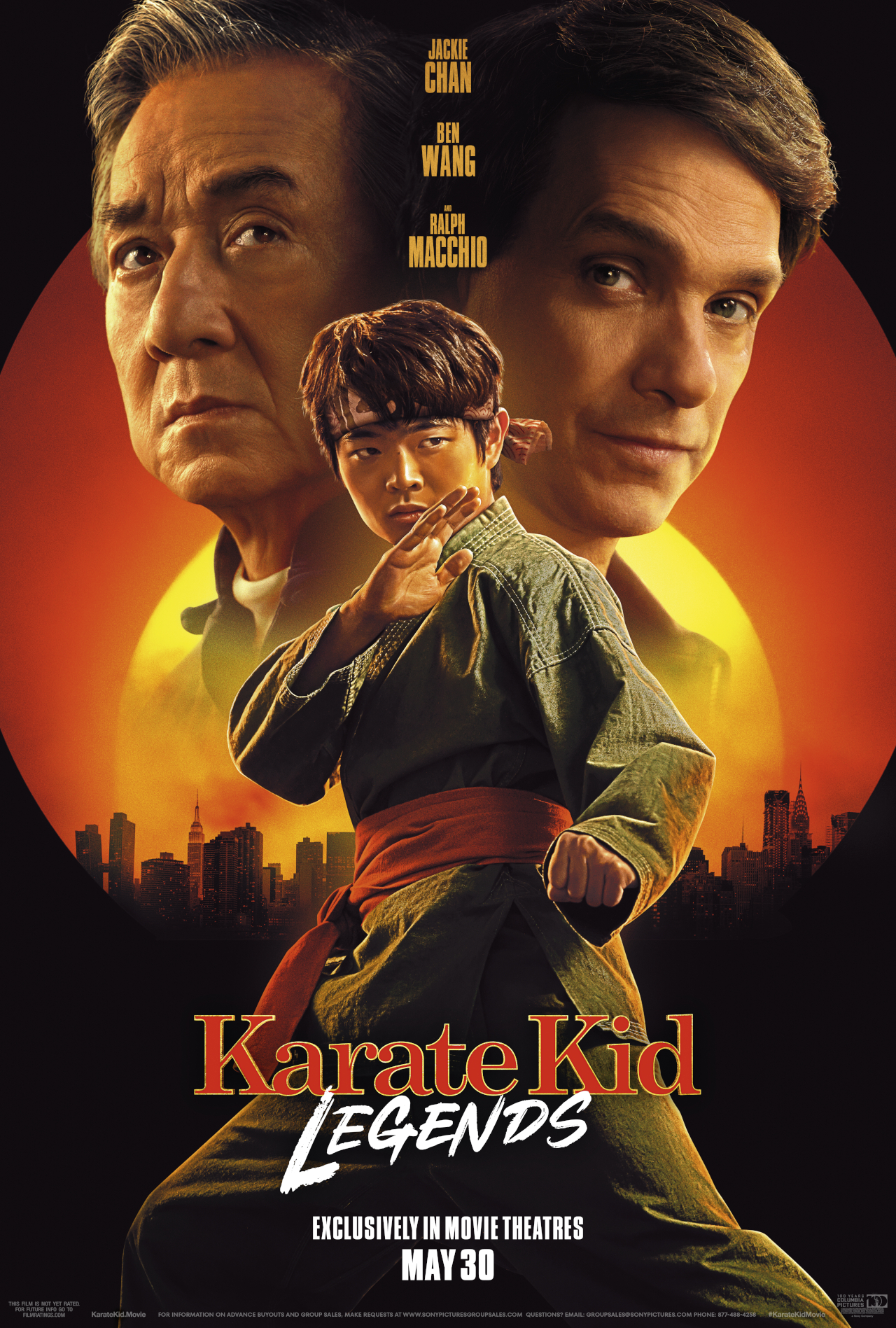 Jackie Chan y Ralph Macchio aparecen serios mientras se ciernen sobre Ben Wang en el póster de Karate Kid: Legends.