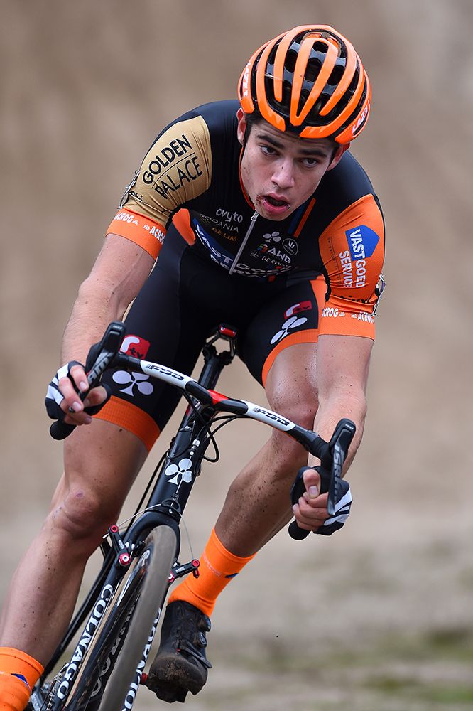 Wout Van Aert (Vastgoedservice-Golden Palace) handled the sandy pit descent with ease