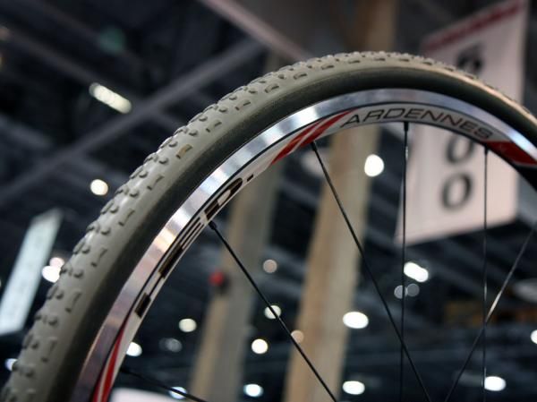Woo hoo! HED's wide-rimmed Ardennes clincher has now spawned a tubular variant. Unfortunately, most consumers will have to wait until December to get a set, though.