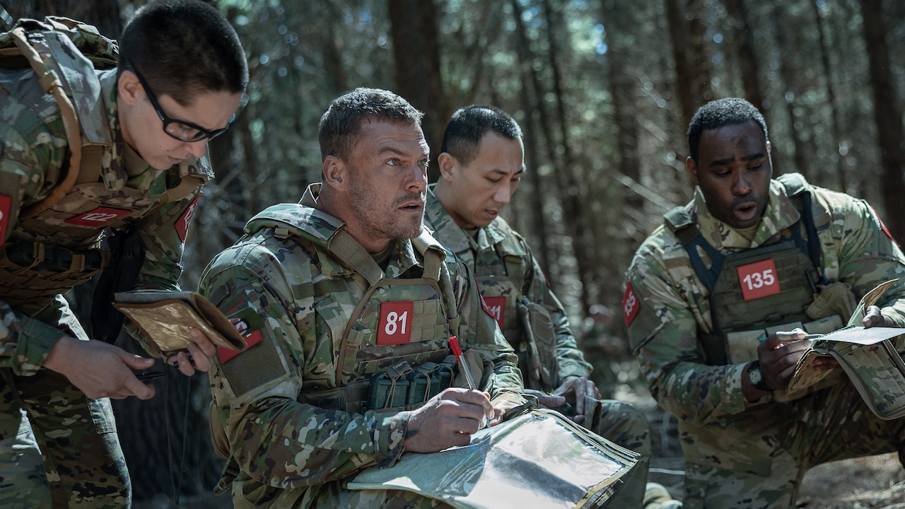 युद्ध यंत्र. (एलआर) हेदर बुरिज 122, ॲलन रिचसन 81, युचेन वांग 111 आणि व्हिक्टरी नौकवे 135 म्हणून वॉर मशीन. क्र. बेन किंग/नेटफ्लिक्स &कॉपी; 2026.