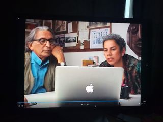 Anupama Kundoo and Balkrishna Doshi looking over a laptop together