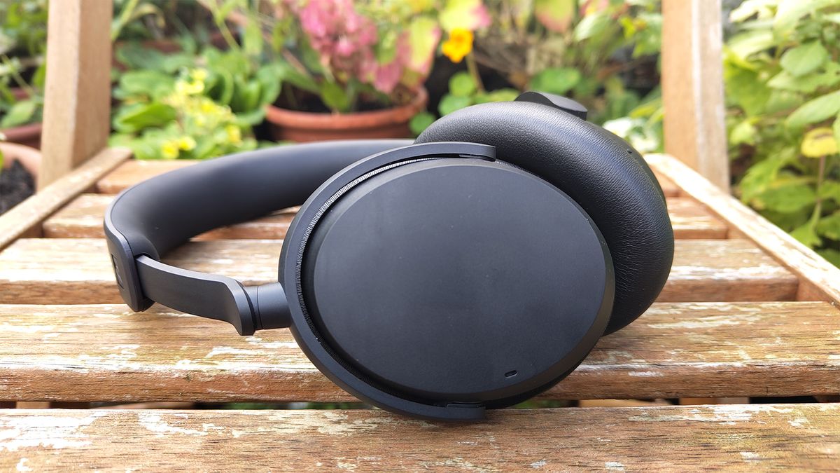 Sennheiser Accentum Wireless review: long battery life and solid