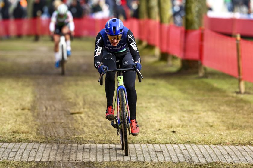 Dutch rider Lucinda Brand (Baloise Glowi) distances Sara Casasola (Crelan-Corendon) in corners to win the women&#039;s elite Exact Cross in Sint-Niklaas