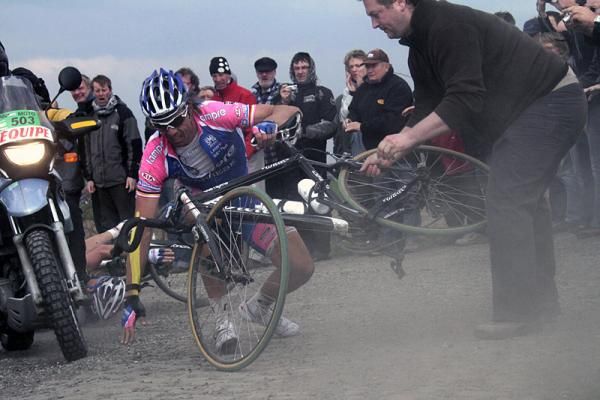 Danilo Hondo (Lampre - Farnese Vini) comes to grief.