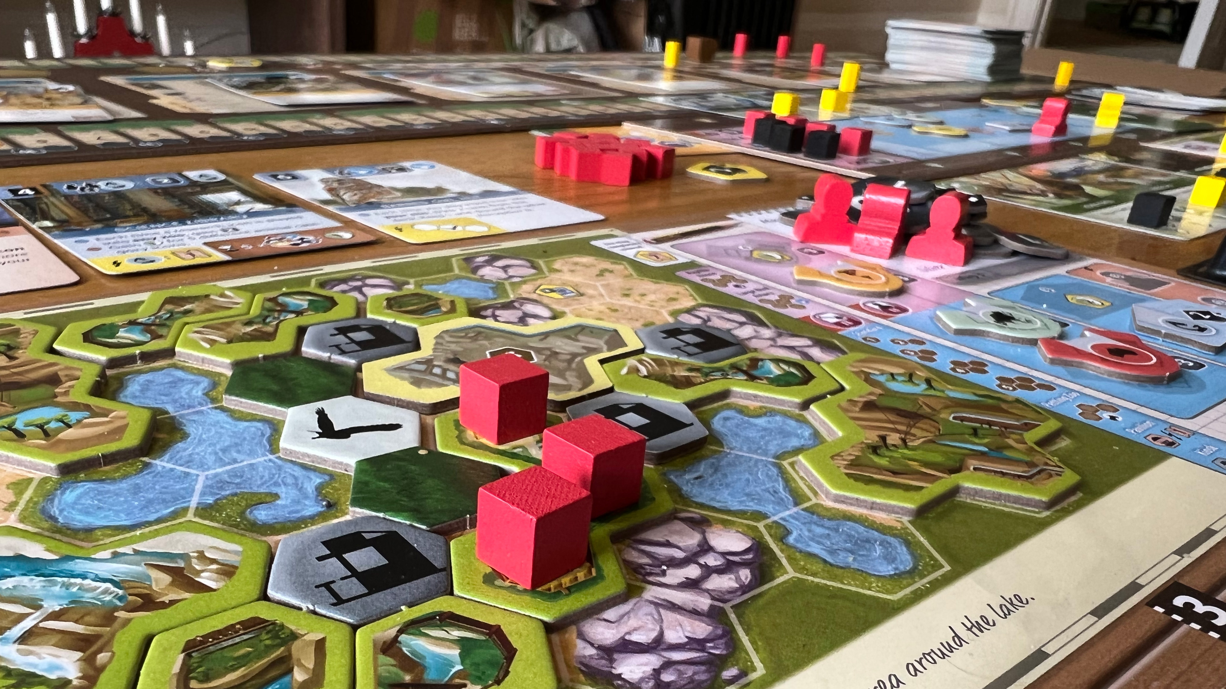 Foresta Nera – Il Gioco Da Tavolo Tedesco Che Ti Fa Sentire Un Vero Artigiano! Costruisci Il Tuo Dominio, Alleva Bestiame E Viaggia Tra I Villaggi Alla Ricerca Di Nuovi Specialisti. Per 1-4 Giocatori, Dagli 14 Anni In Su, Partite Epiche Da Oltre 90 Minuti.