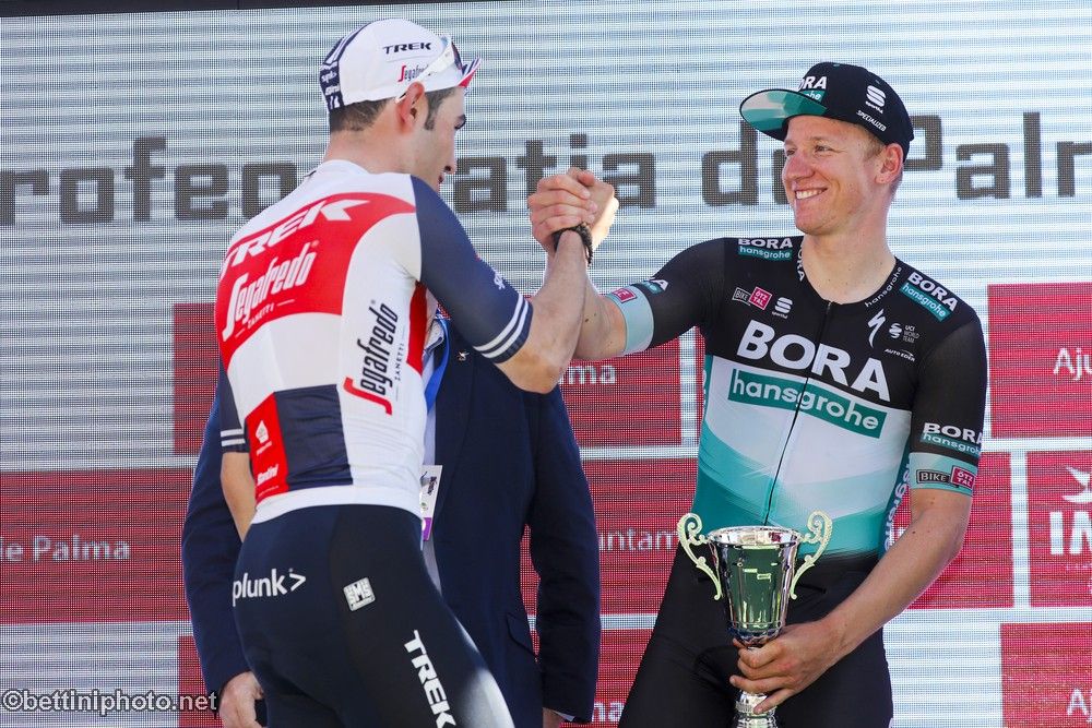 Sportsmanship between Ackermann and Moschetti on the podium