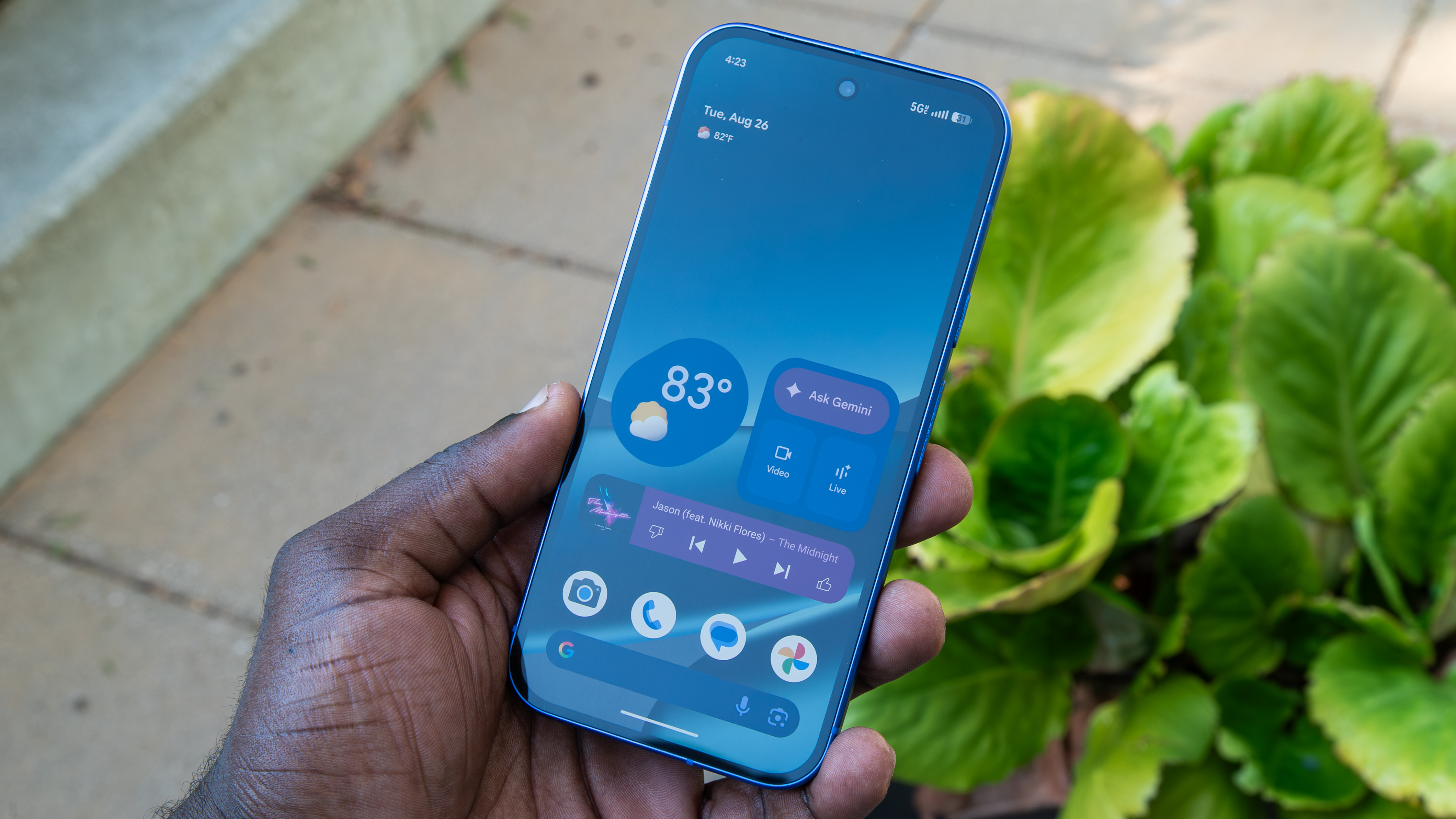 Pixel 10 display outside