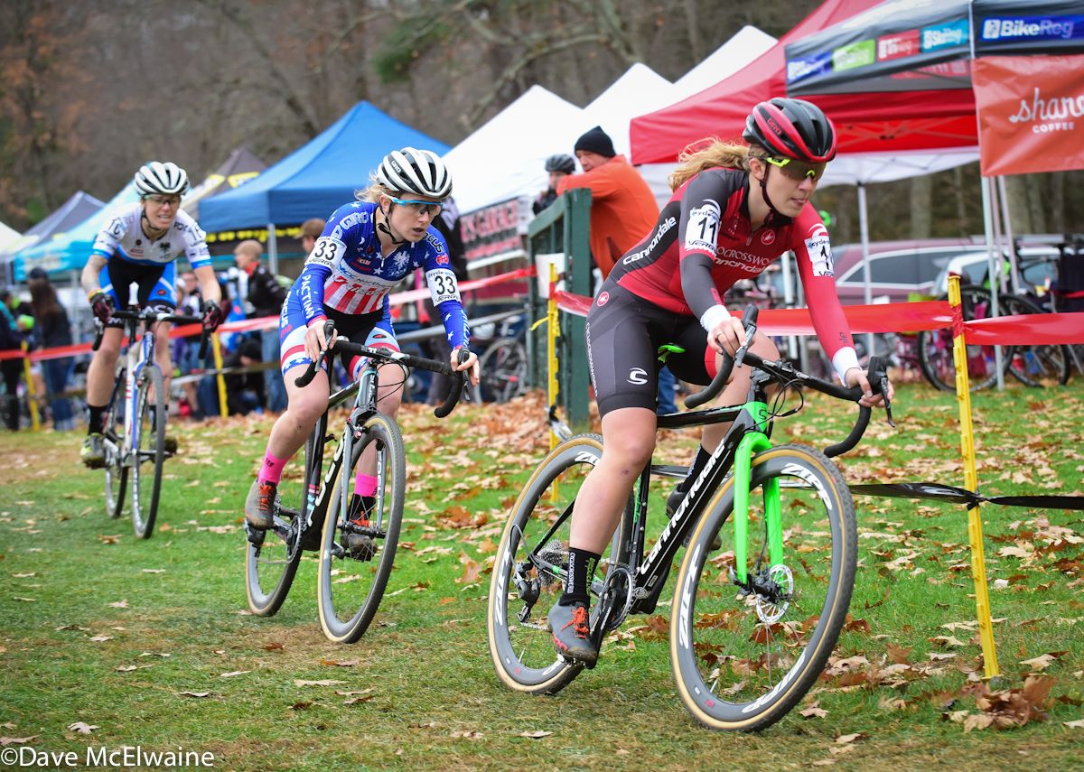 Natasha Elliot (Red Truck-Garneau) leading Ellen Noble (JAM/NCC/Vittoria) on lap one