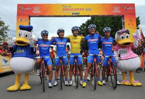 Aisan Racing Team Japan pose with THE mascot duck of Payakumbuh city, West Sumatra, shortly before the start of Stage 3 Tour de Singkarak 2012. Payakumbuh is famous for its duck race.