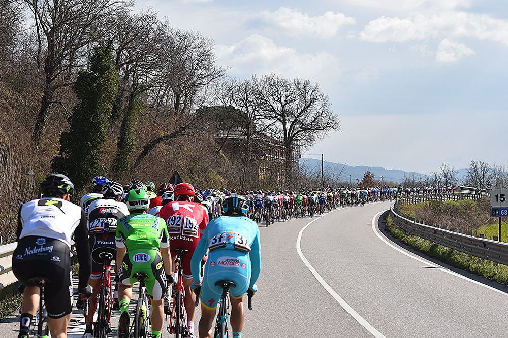 The peloton lined out in Tirreno-Adriatico