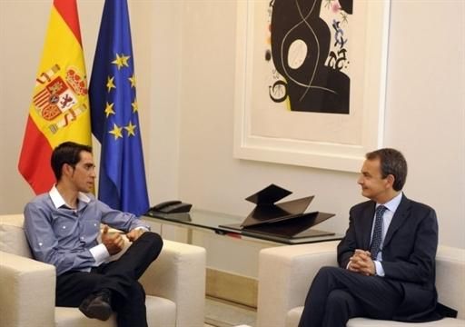 Contador (l) and Zapatero presumably talk cycling at the Palacio de la Moncloa.