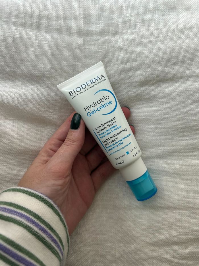 Junior beauty editor Grace Lindsay holding the Bioderma Hydrabio Gel-Creme