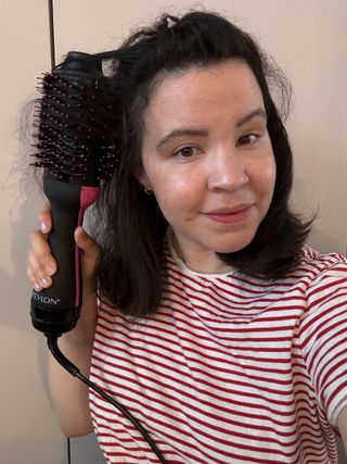 Mica Ricketts usa el secador y voluminizador de cabello Revlon Salon One-Step