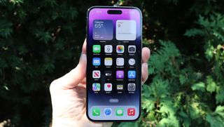 Apple iPhone 14 Pro Max -puhelin henkilön kädessä